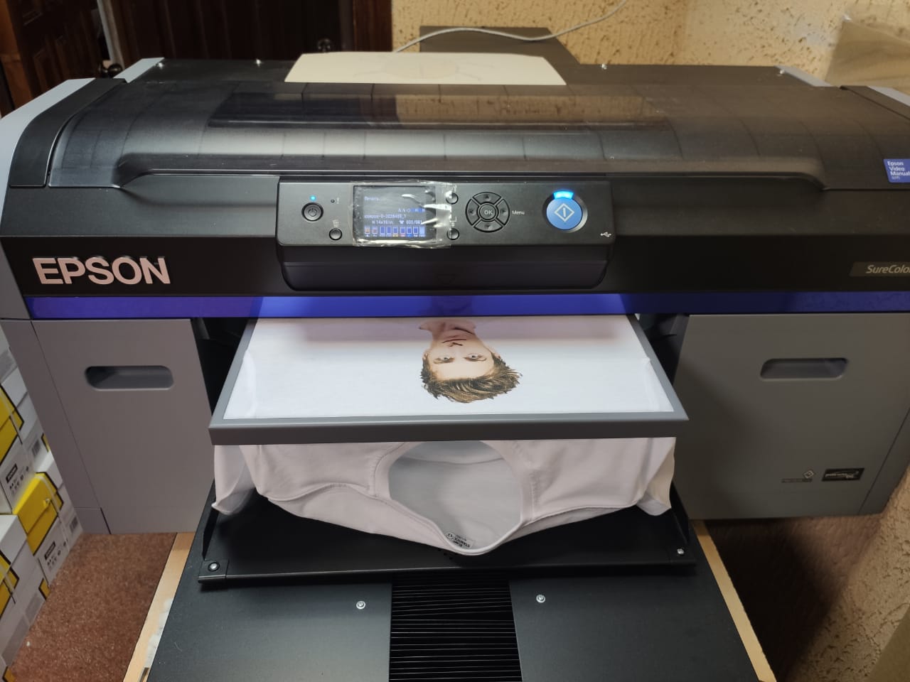 Печать на ткани в типографии Седьмой легион производится на оборудовании Epson SureColor SC-F2100