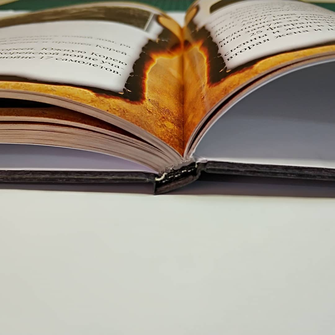 Книга в твердом переплете. Внутренний блок 130 страниц формат А4, меловка глянцевая 130гр. Ограниченный тираж 20 экземпляров.