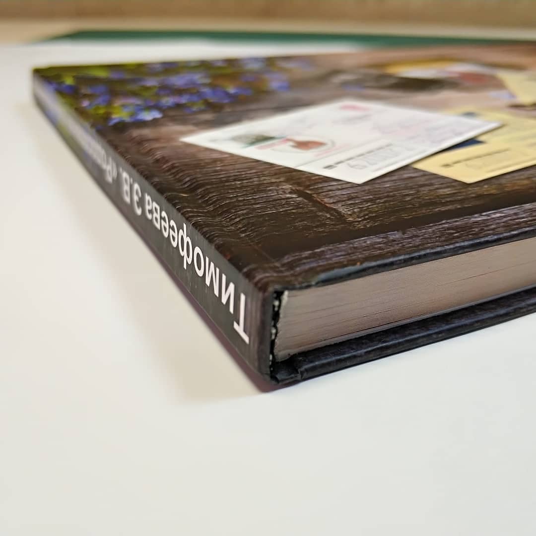 Книга в твердом переплете. Внутренний блок 130 страниц формат А4, меловка глянцевая 130гр. Ограниченный тираж 20 экземпляров. Книга в твердом переплете. Внутренний блок 130 страниц формат А4, меловка глянцевая 130гр. Ограниченный тираж 20 экземпляров.